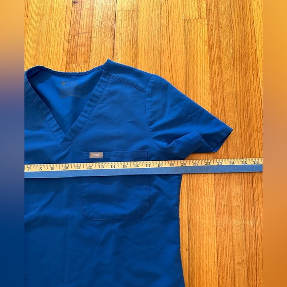 Figs Women’s Size M  Catrina One Pocket Blue Scrub Top (z) - Picture 10 of 11